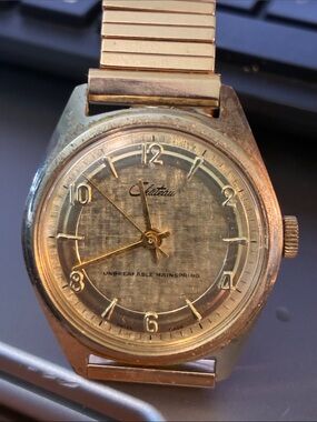 Chateau Gold Tone Men's Analog Wristwatch with Textured Dial